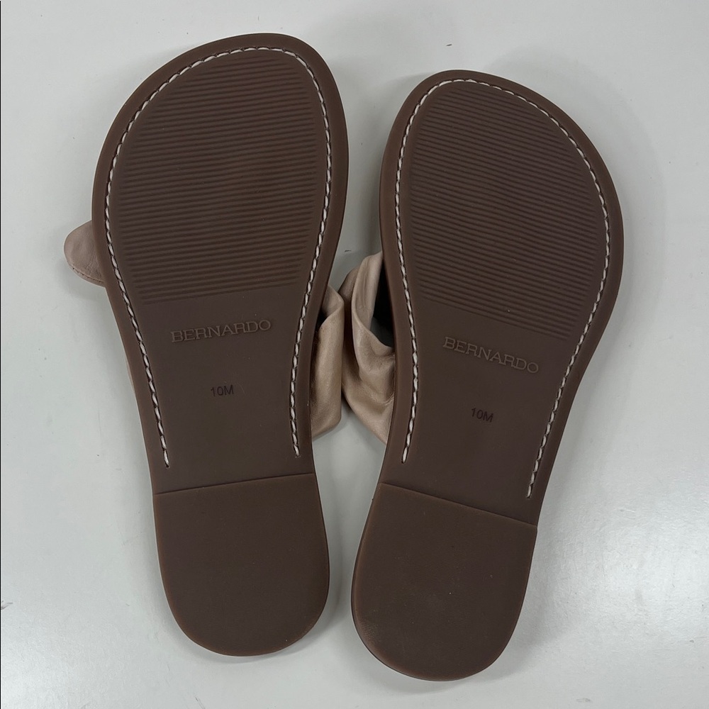 New BERNARDO Lillian Padded Bow Thong Flat Sandals Size 10 - Picture 4 of 5